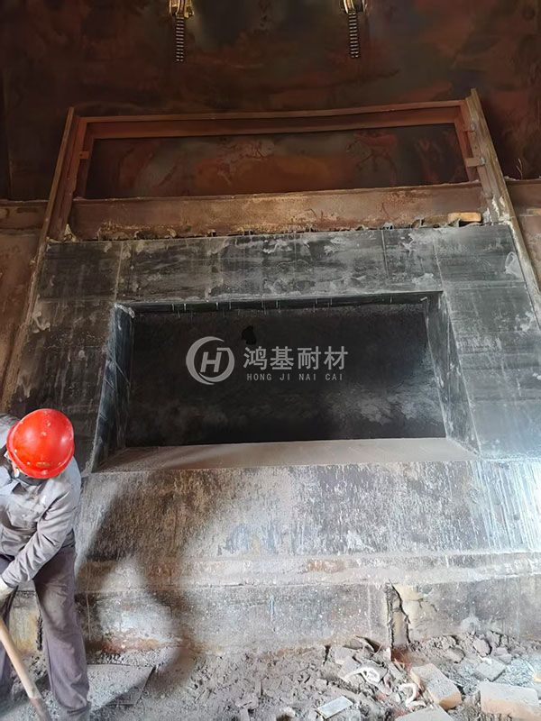 熔铝炉炉门修补完成
